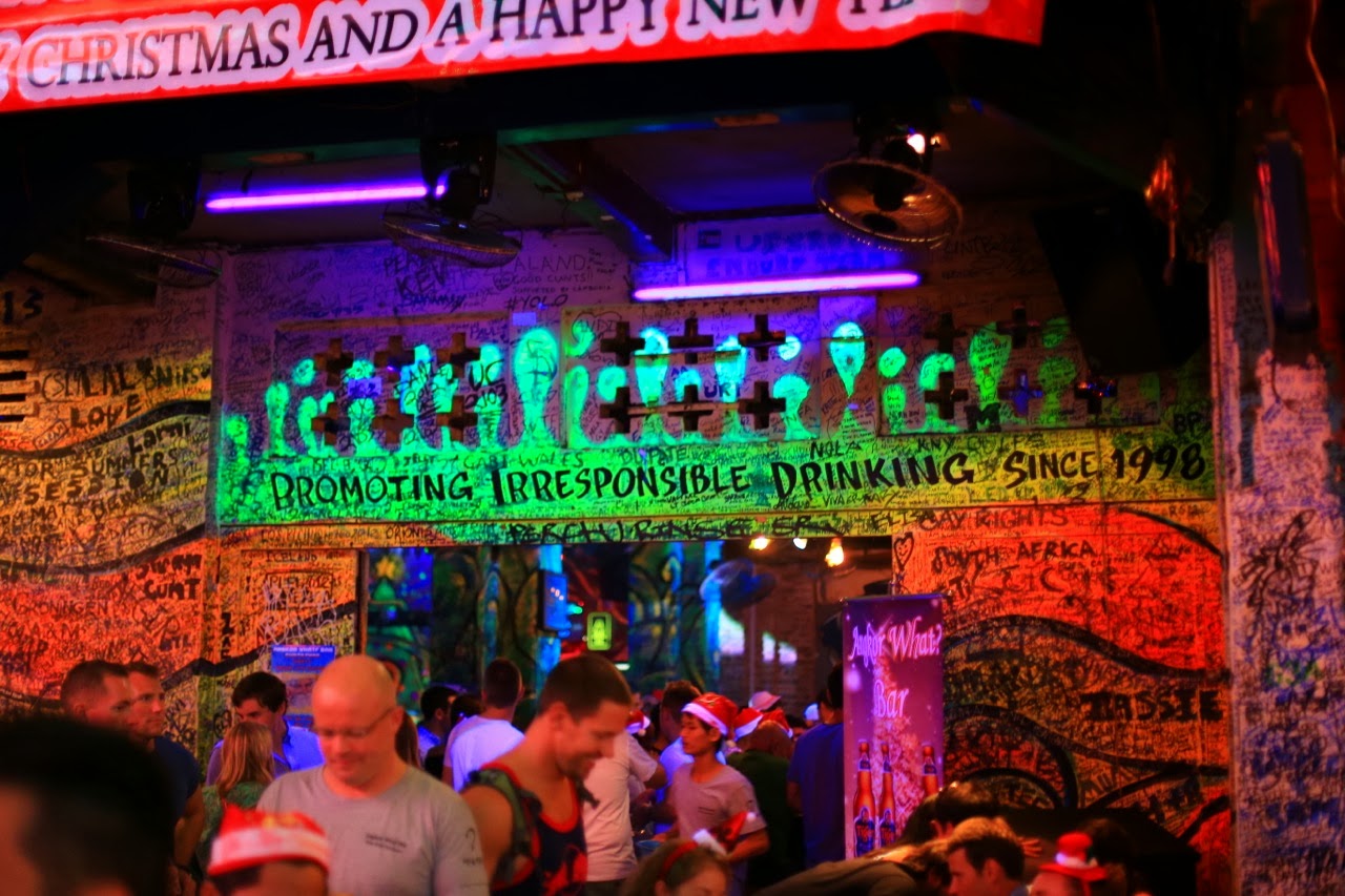 Intérieur coloré d'un bar