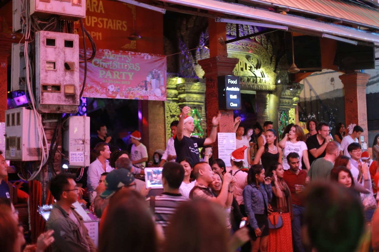 Foule devant les bars de Pub Street