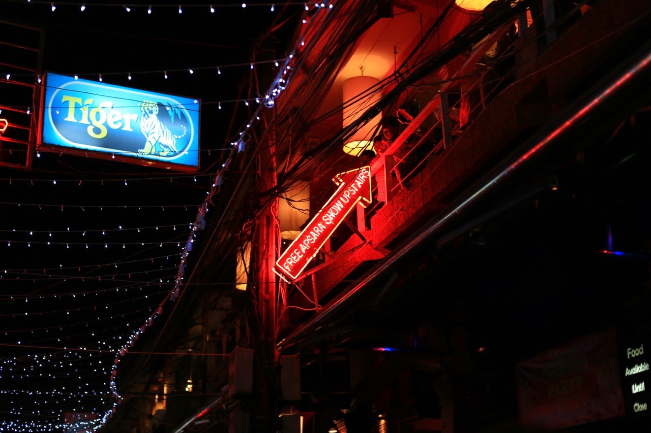 Enseigne lumineuse d'un bar