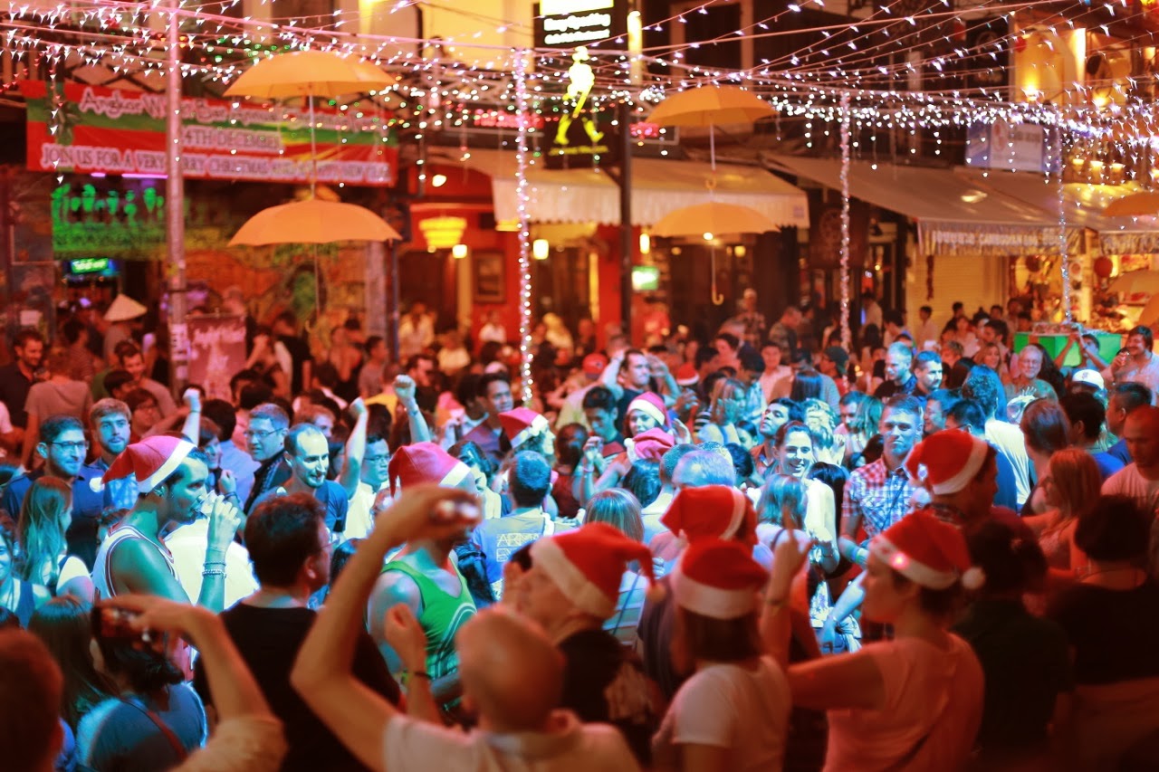 Foule en fête dans un bar