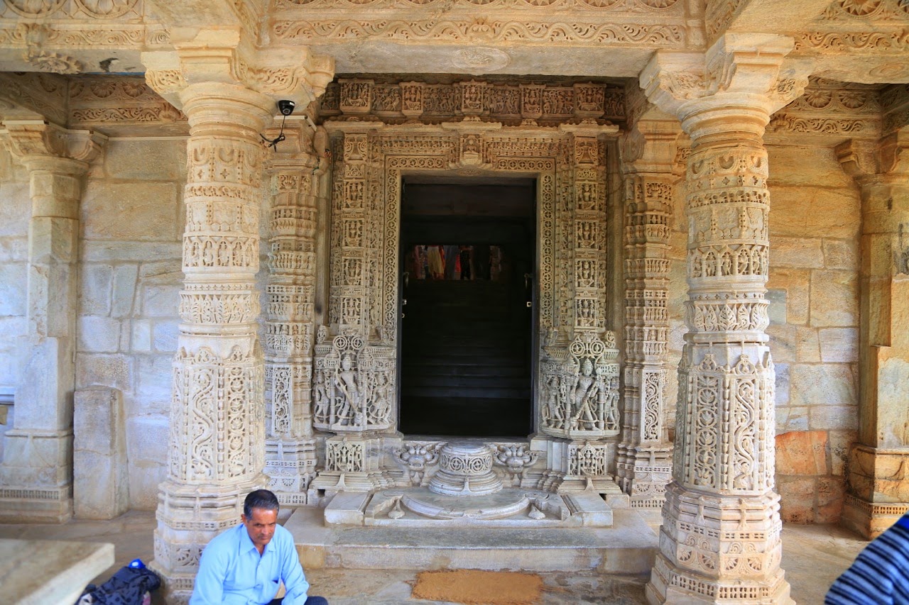 Sanctuaire et piliers sculptés du temple