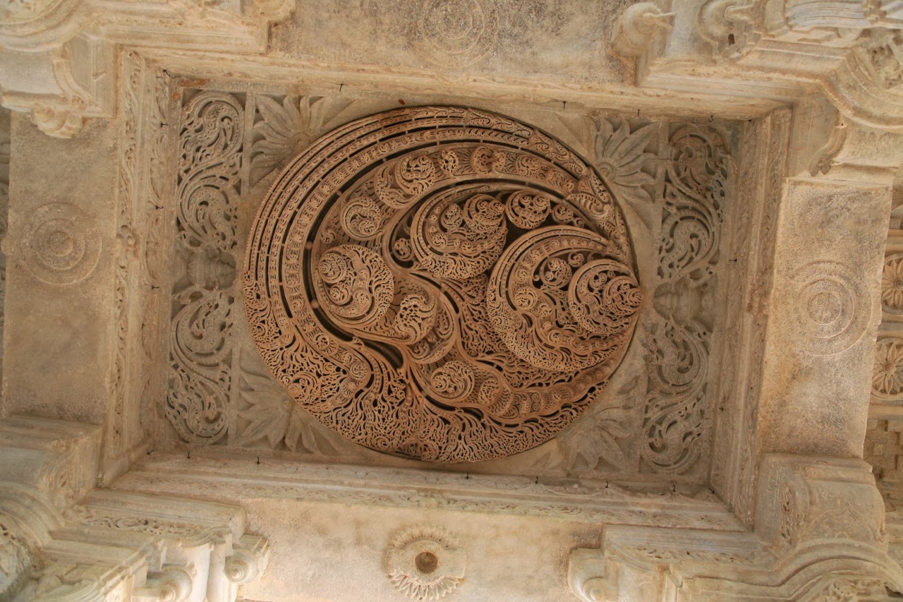 Rosace sculptée dans le marbre d’un plafond