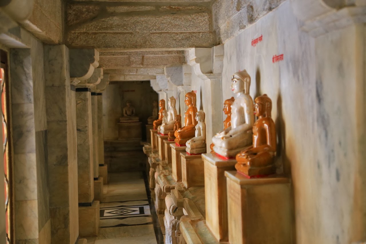 Statues alignées dans une galerie du temple