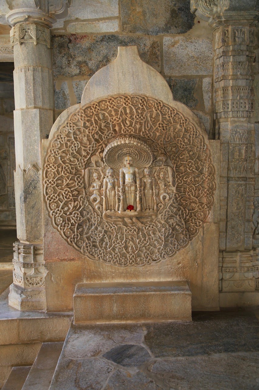 Médaillon sculpté entre deux piliers