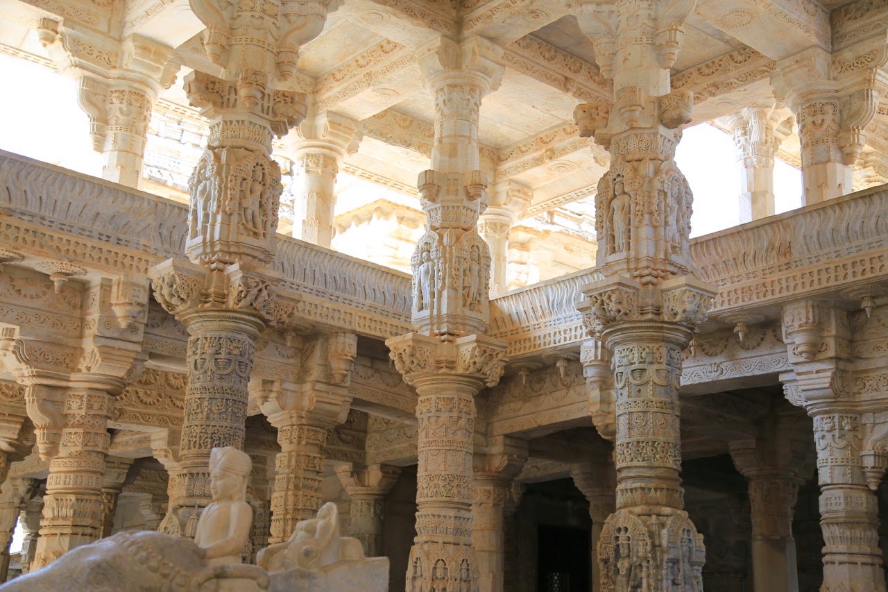 Salle aux piliers de marbre du temple de Ranakpur