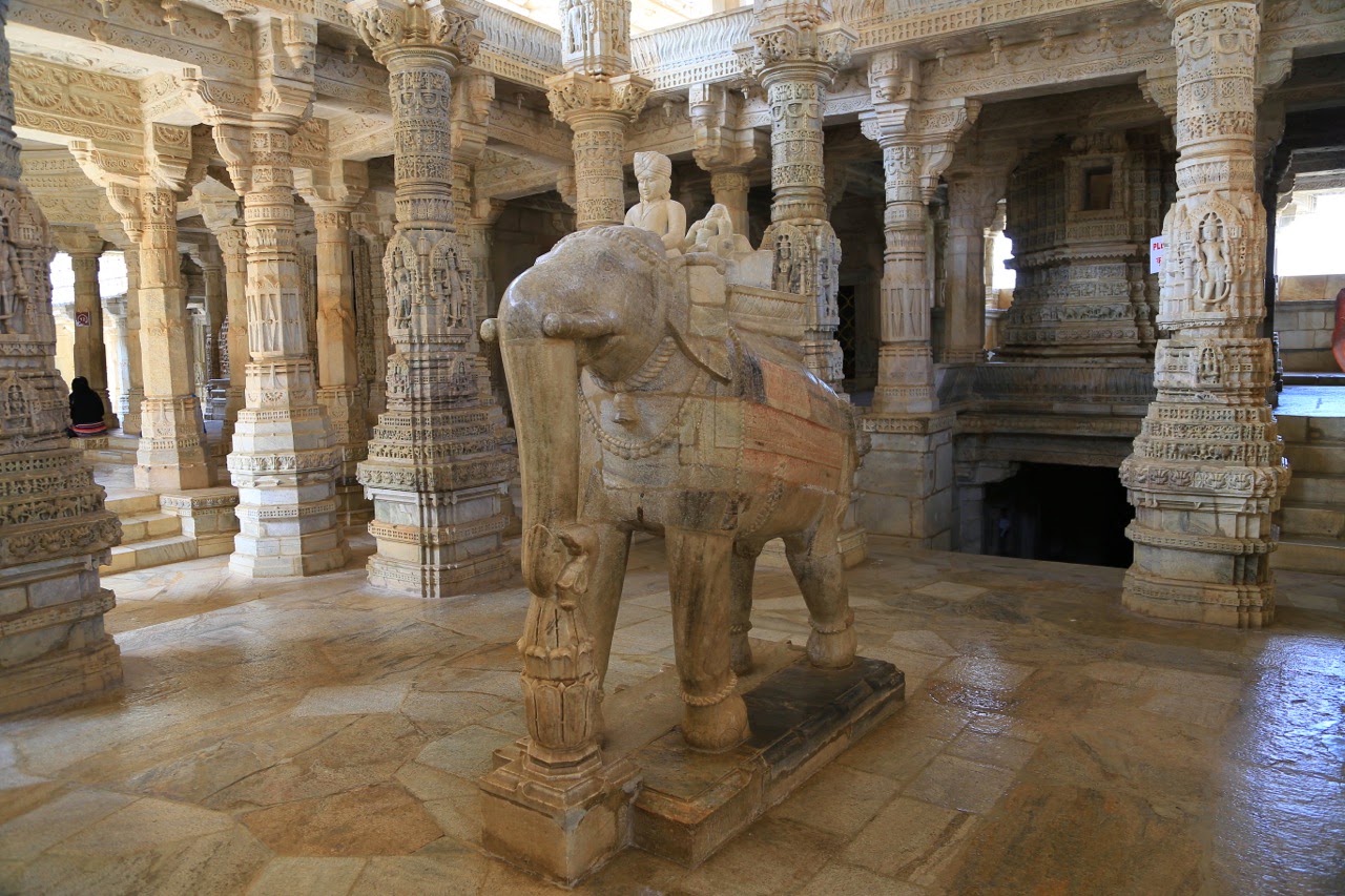 Éléphant sculpté dans le marbre