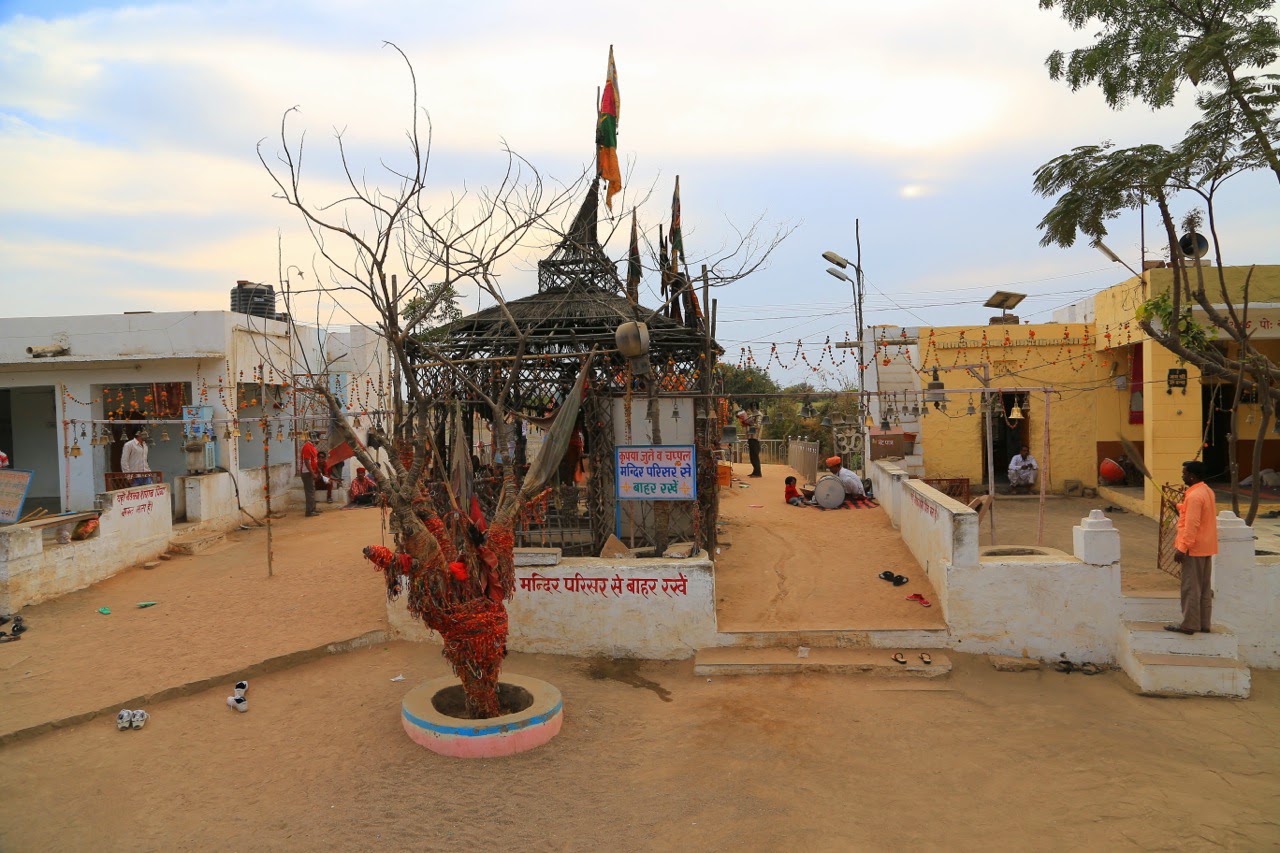 Le sanctuaire de Bullet Baba et son arbre