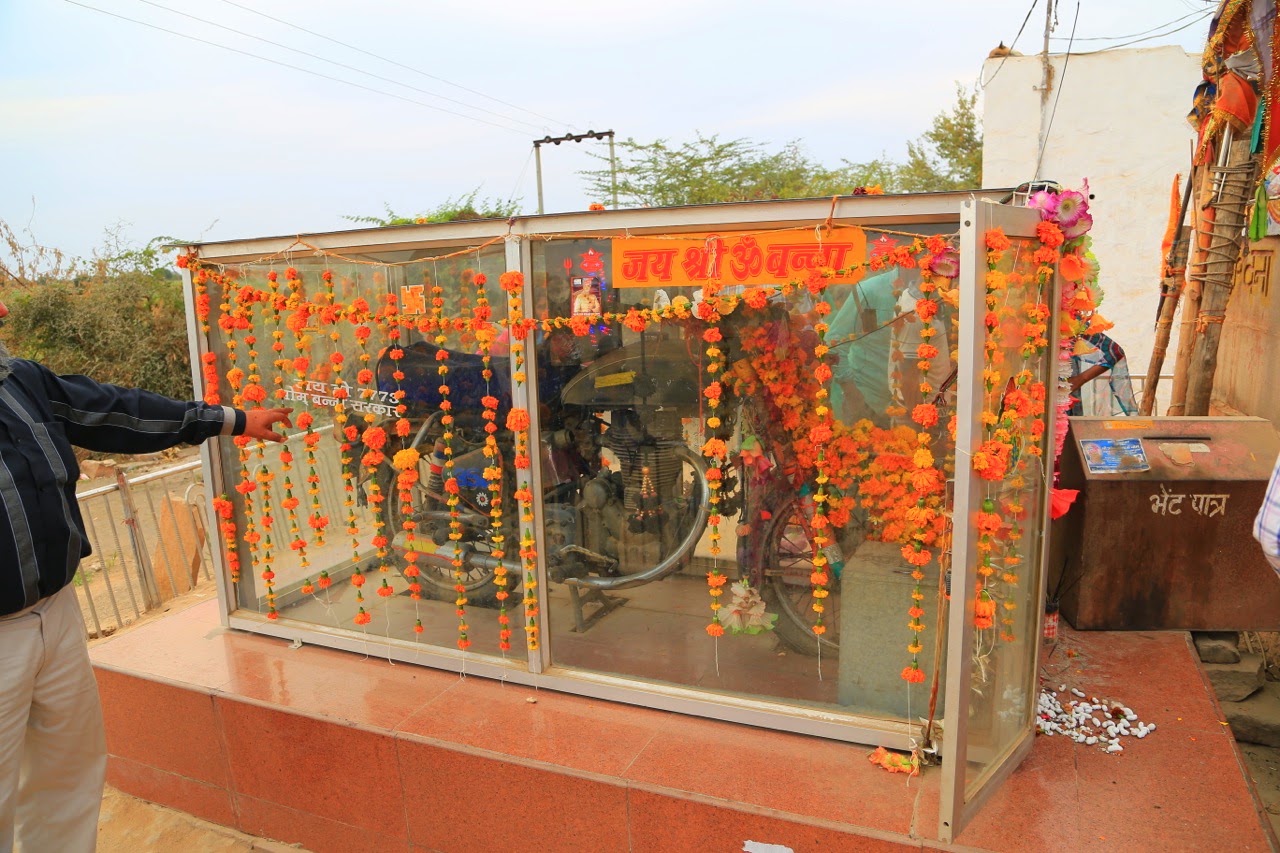 La Royal Enfield de Bullet Baba dans sa vitrine