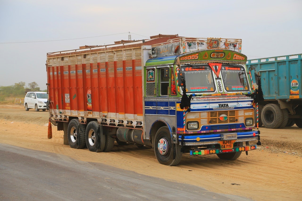 Camion décoré sur une route du Rajasthan