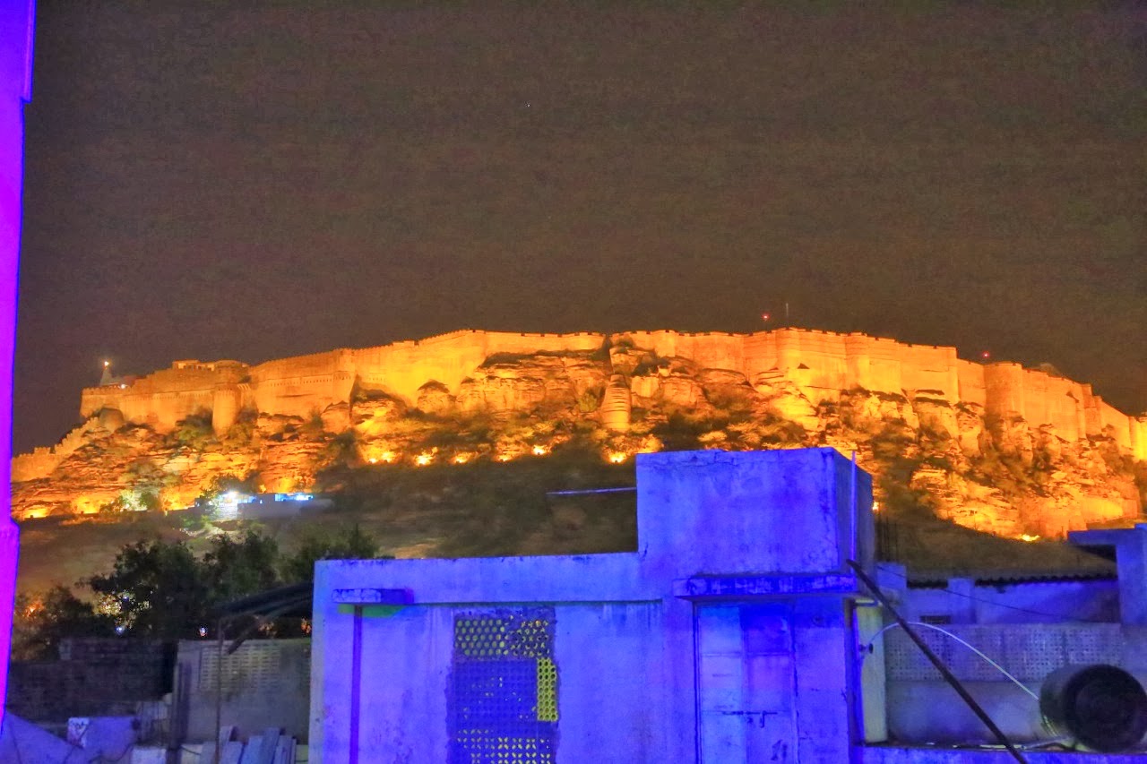 Le fort de Mehrangarh illuminé, dominant Jodhpur la nuit