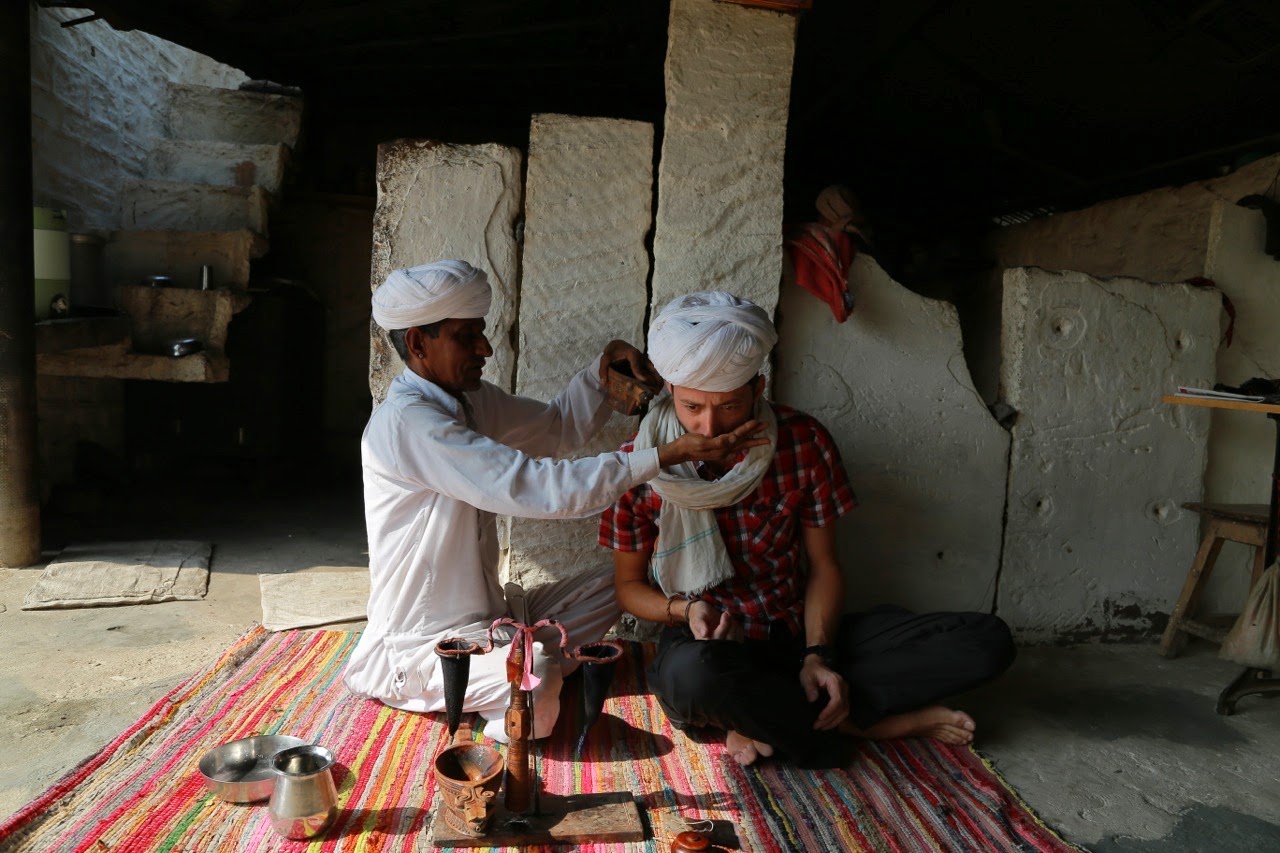 Essayage de turban dans une maison de village