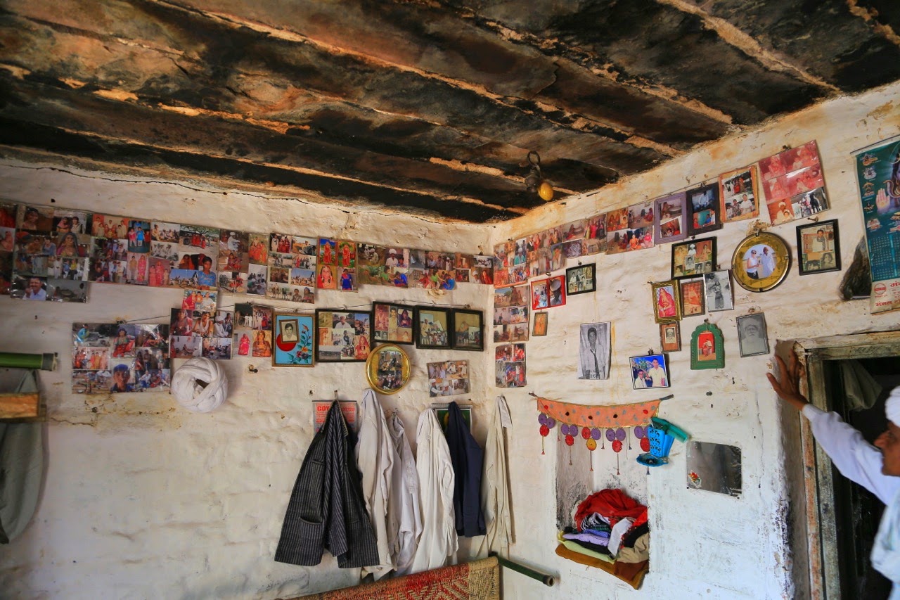 Intérieur d’une maison de village décoré de photos