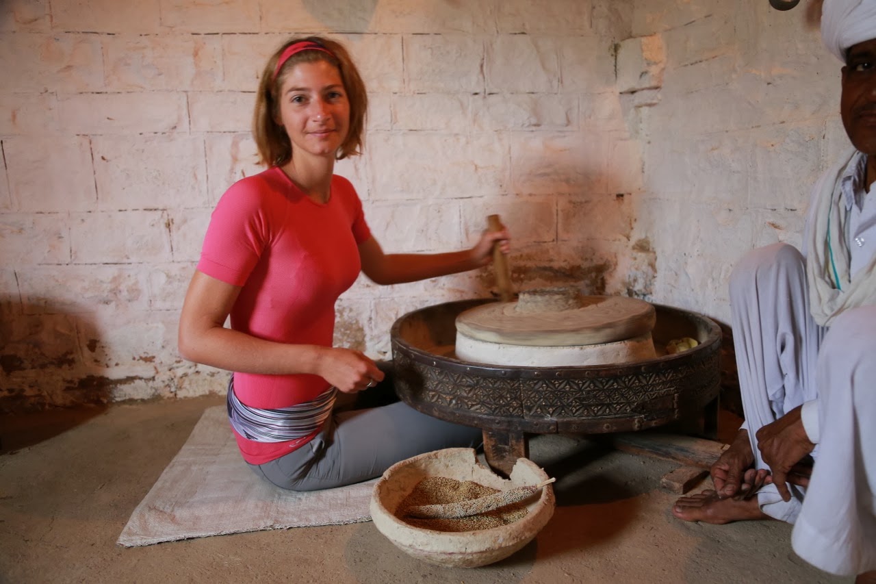 Moudre le grain à la meule de pierre