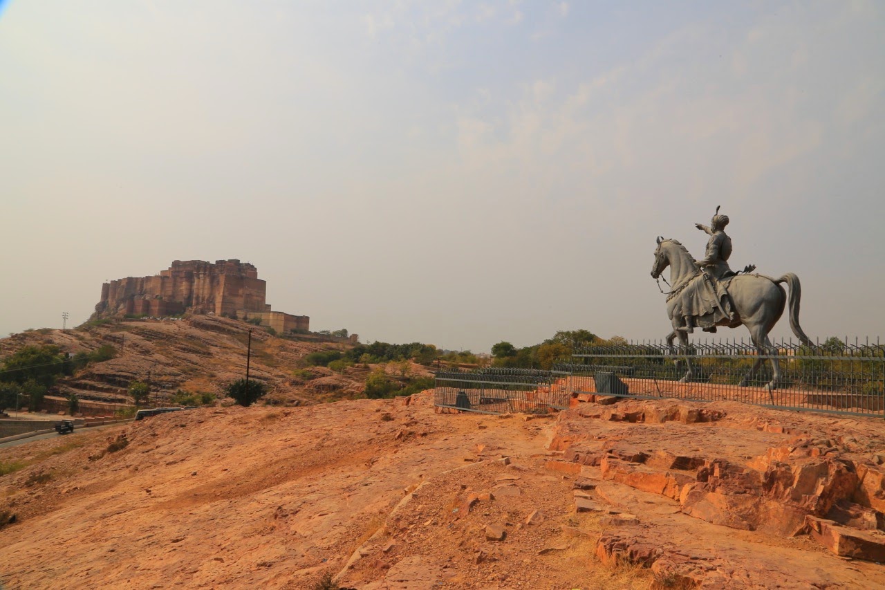 Statue équestre du fondateur de Jodhpur face au fort