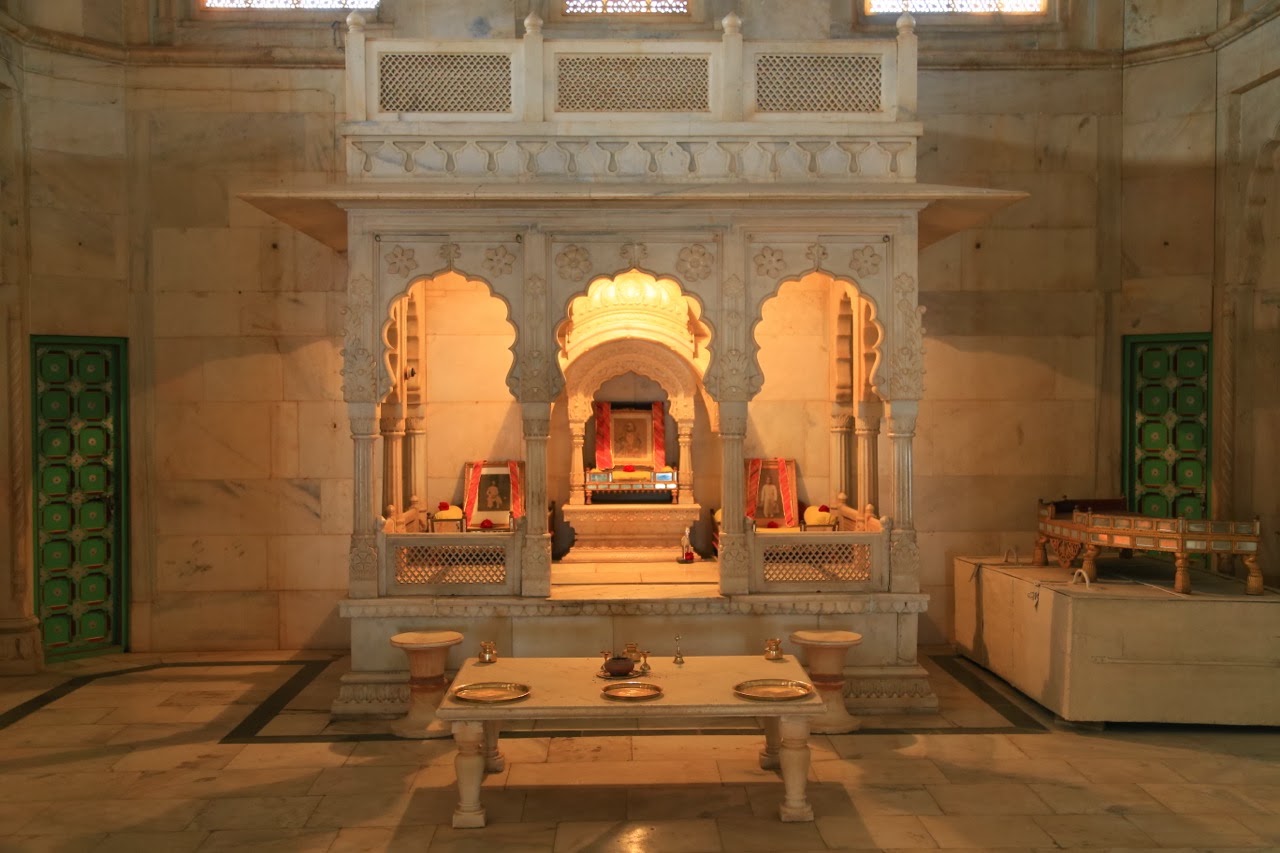 Salle intérieure du mémorial de Jaswant Thada