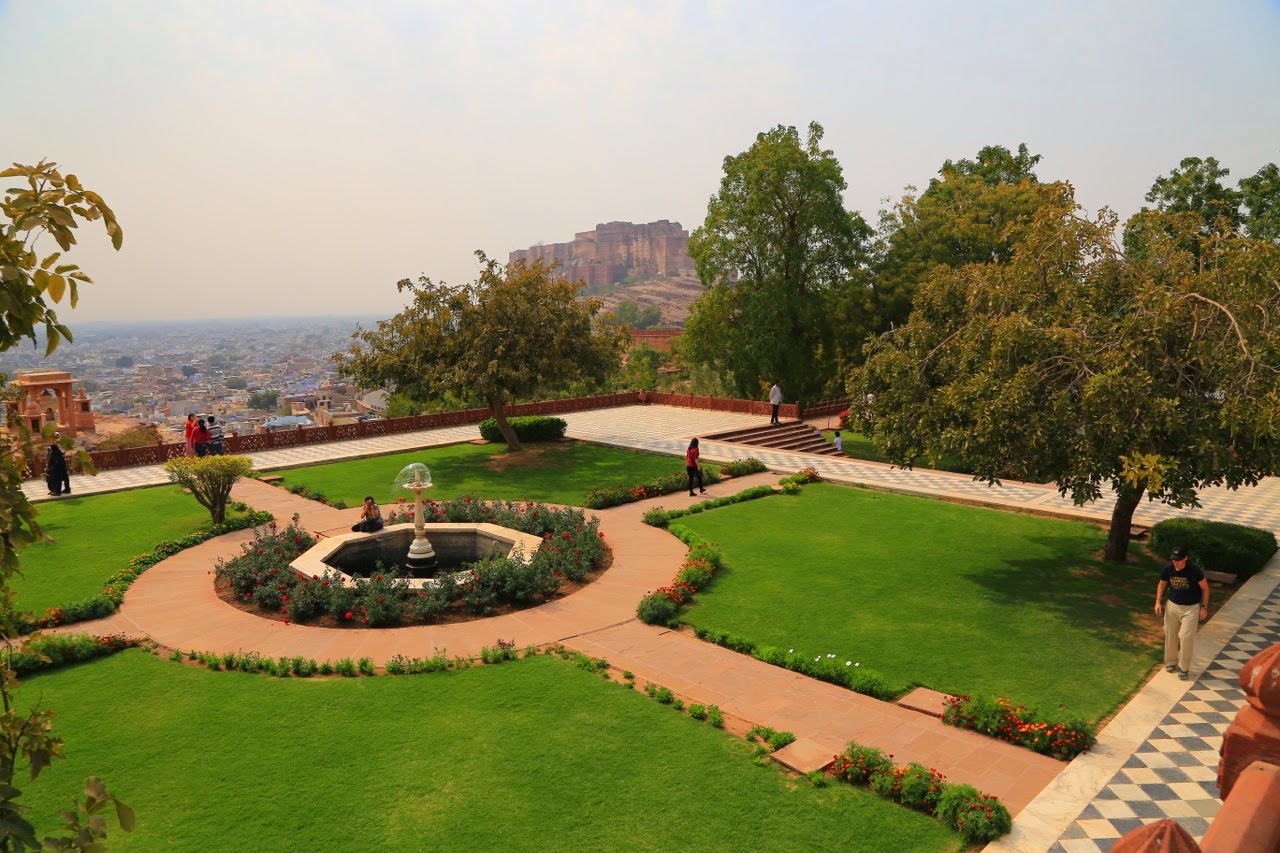 Le jardin de Jaswant Thada avec vue sur la ville