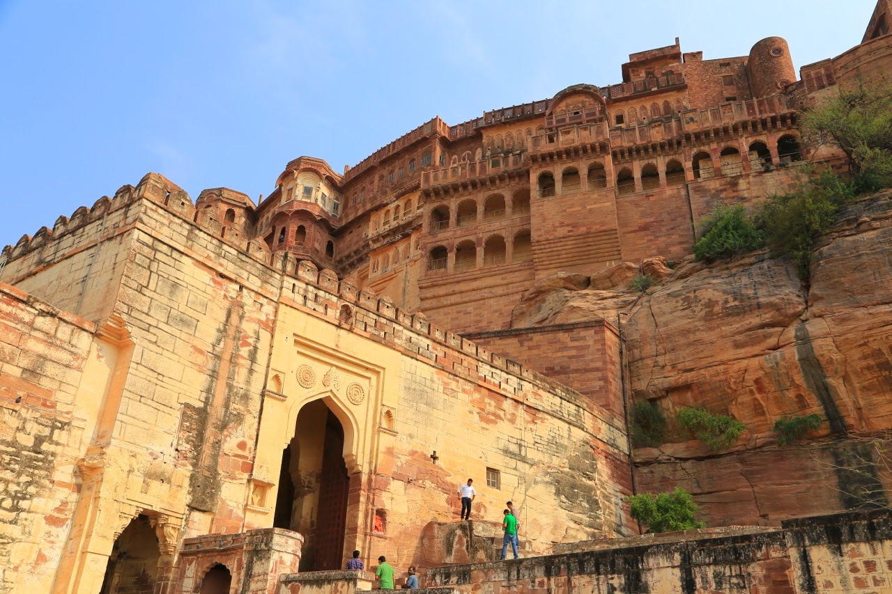 Les façades du palais au pied du fort de Mehrangarh