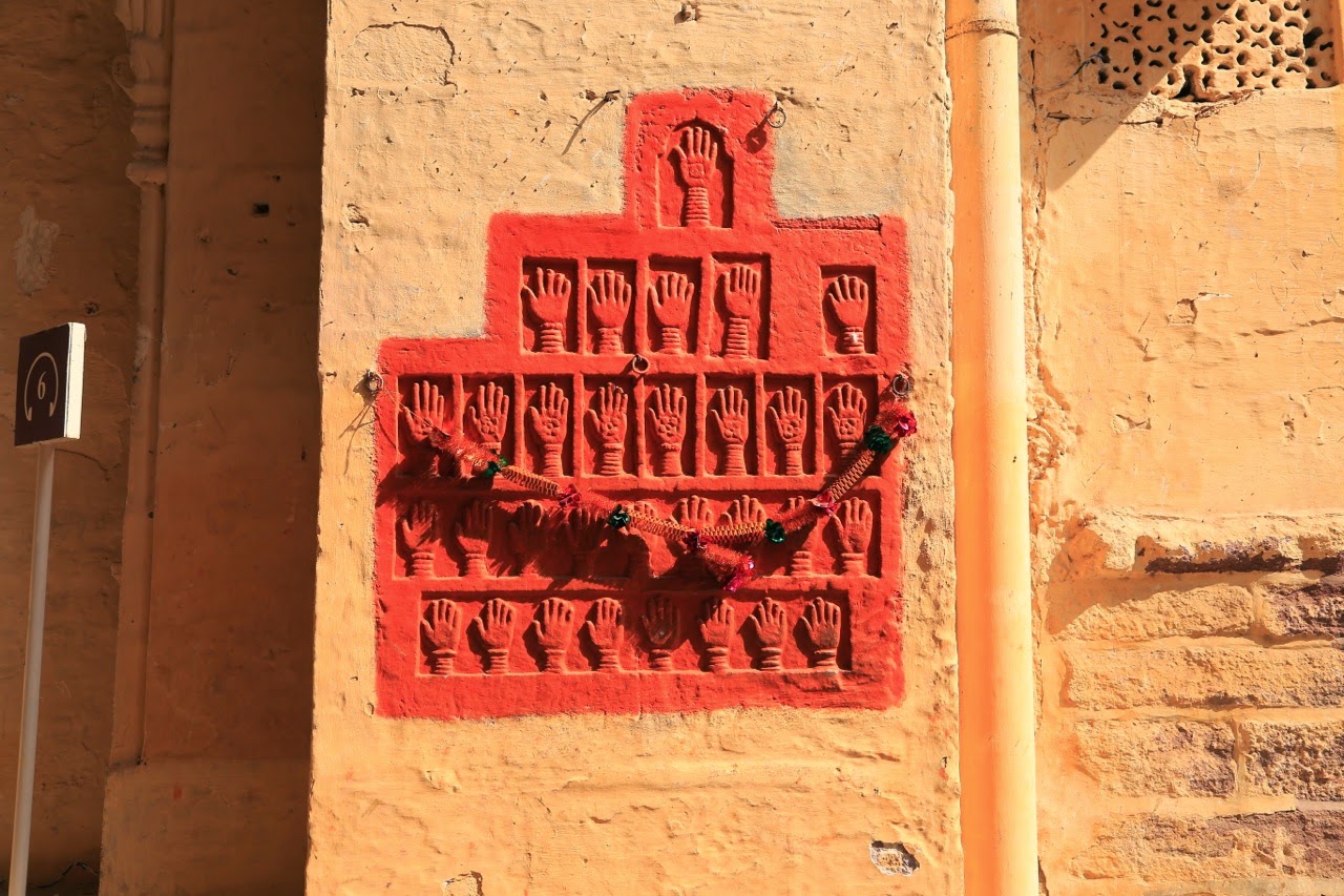 Les empreintes de main des veuves du maharaja