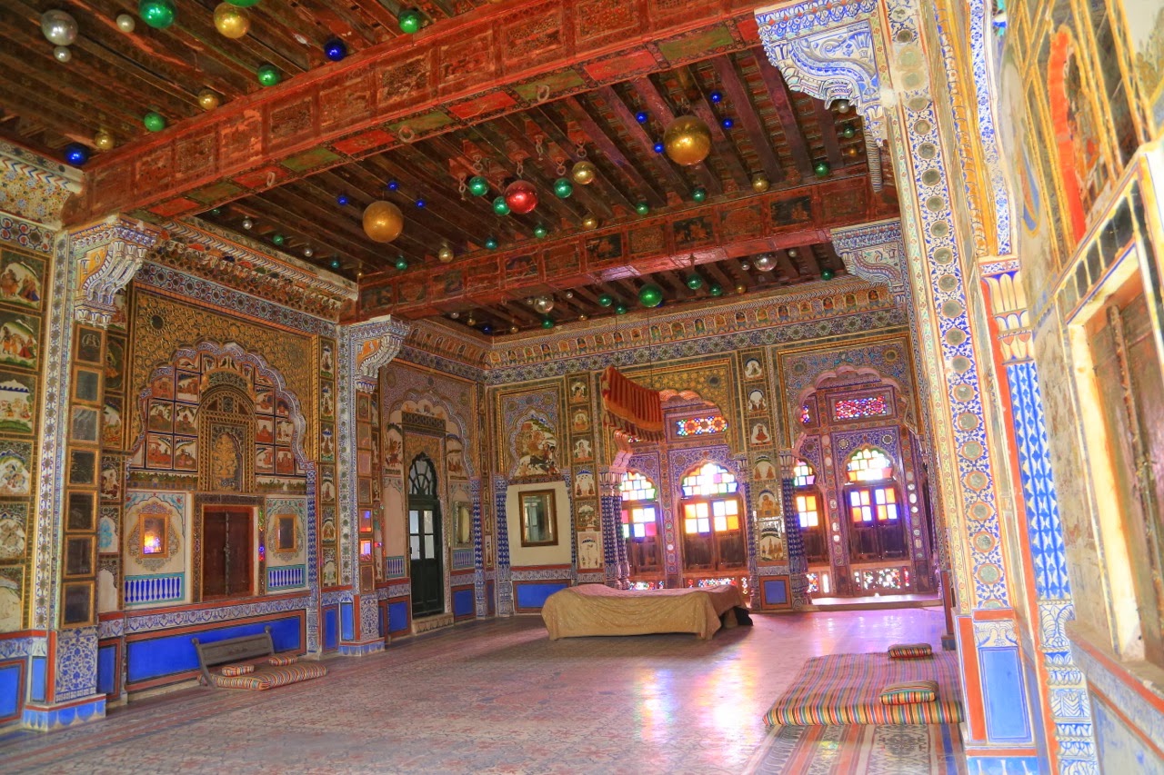 Salle richement décorée du palais
