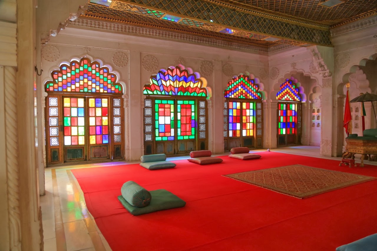 Vitraux colorés d’une salle du palais