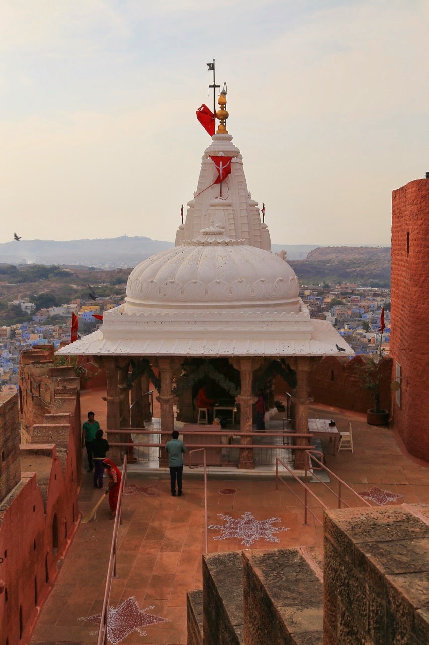 Le Chamunda Devi Temple au toit blanc