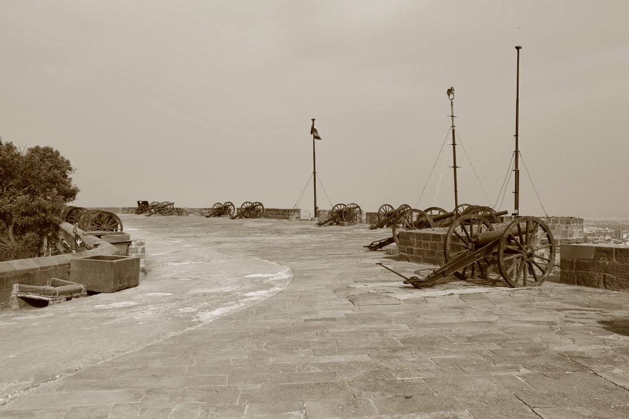 Canons alignés sur les remparts