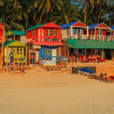 Bungalows colorés sur la plage de Palolem, à Goa