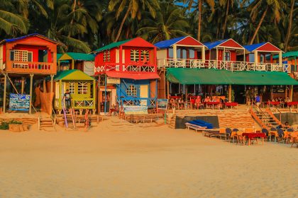 Bungalows colorés sur la plage de Palolem, à Goa