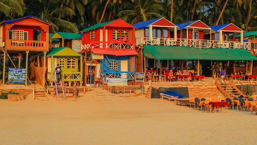 Bungalows colorés sur la plage de Palolem, à Goa