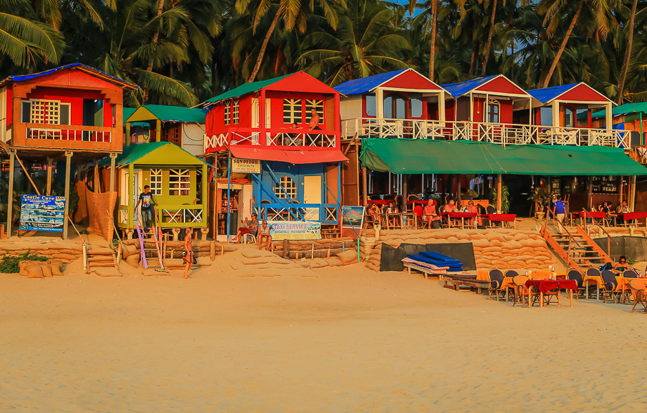 Bungalows colorés sur la plage de Palolem, à Goa