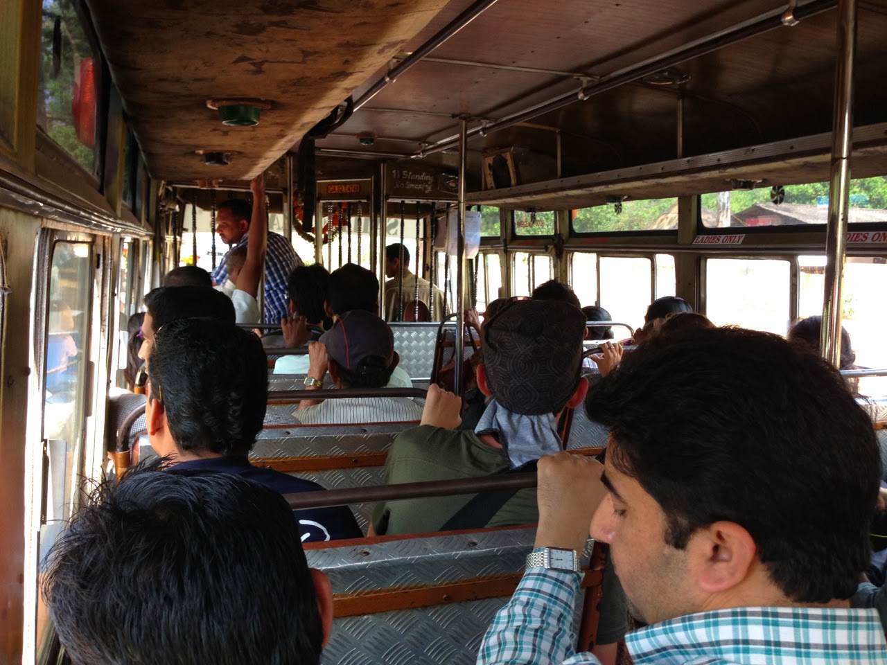 Dans un bus local bondé