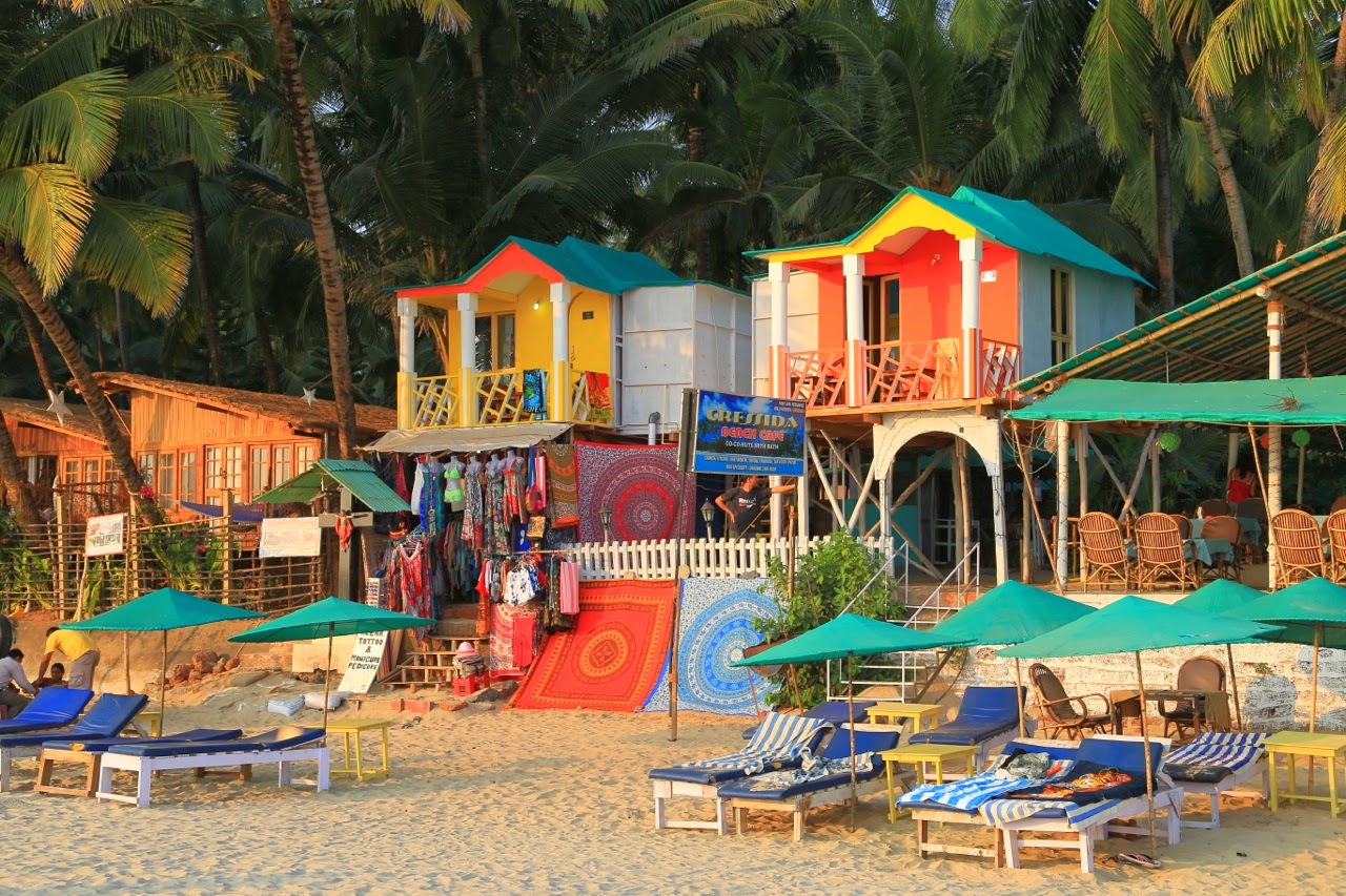 Bungalows aux couleurs acidulées sur la plage de Palolem