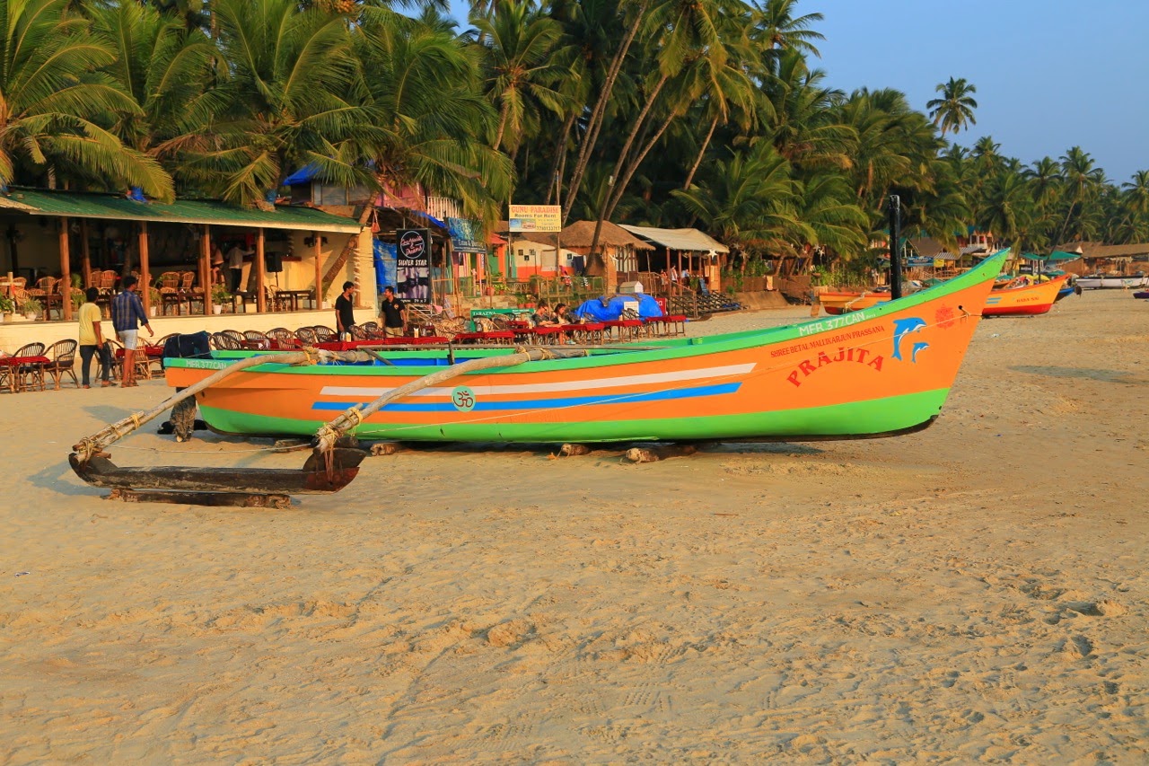 Bateaux de pêche colorés sur le sable