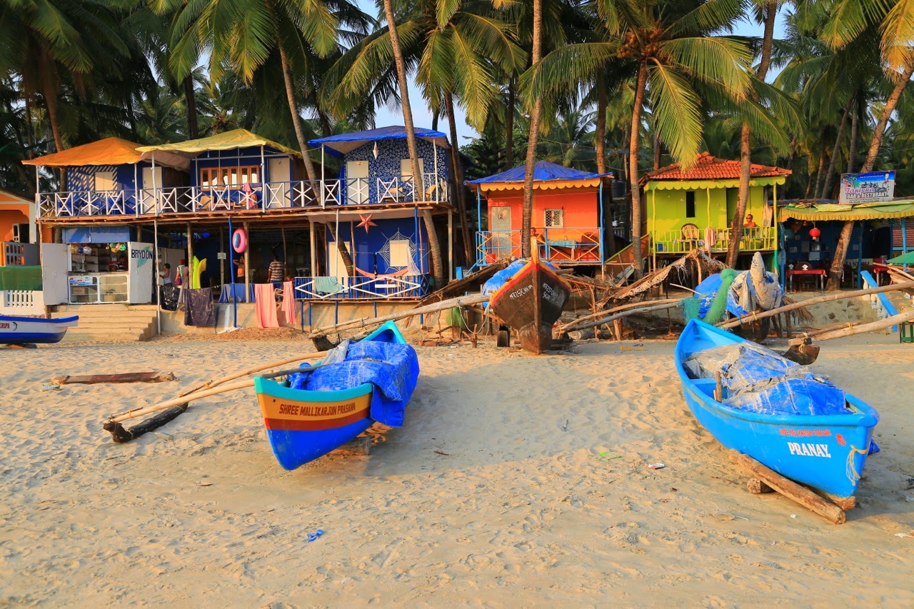 Barques de pêcheurs devant les bungalows