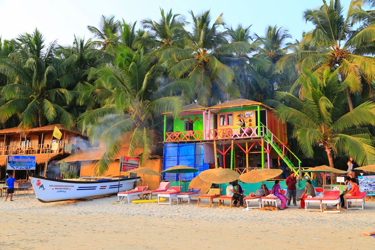 Cabanes colorées au bord de la plage