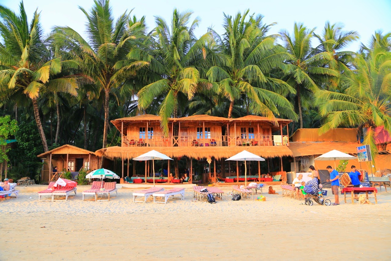 Restaurants de plage sous les palmiers