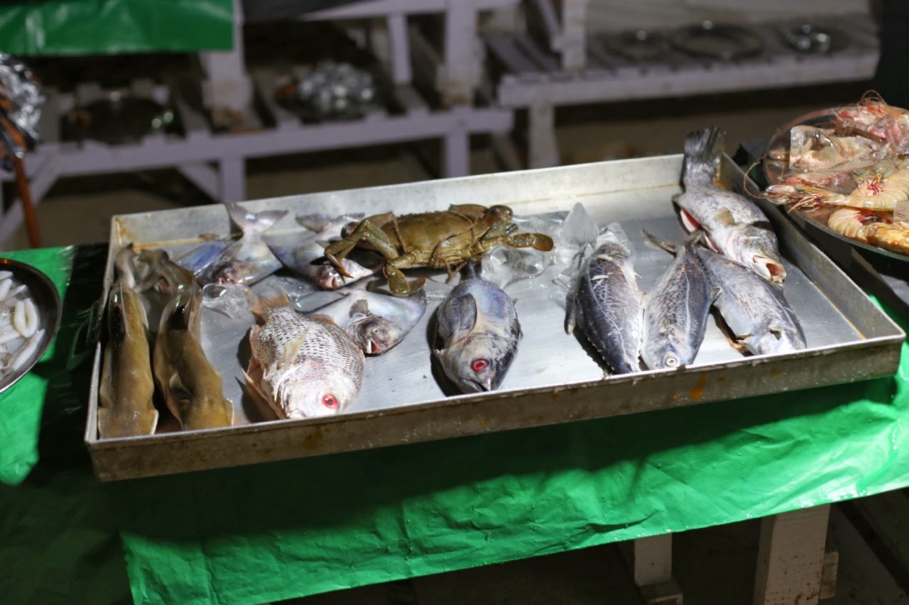 Poissons frais exposés devant un restaurant