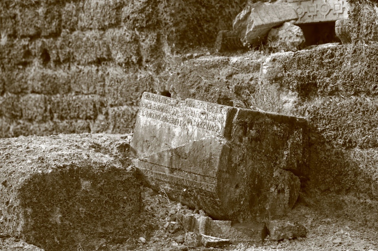 Pierre gravée dans les ruines