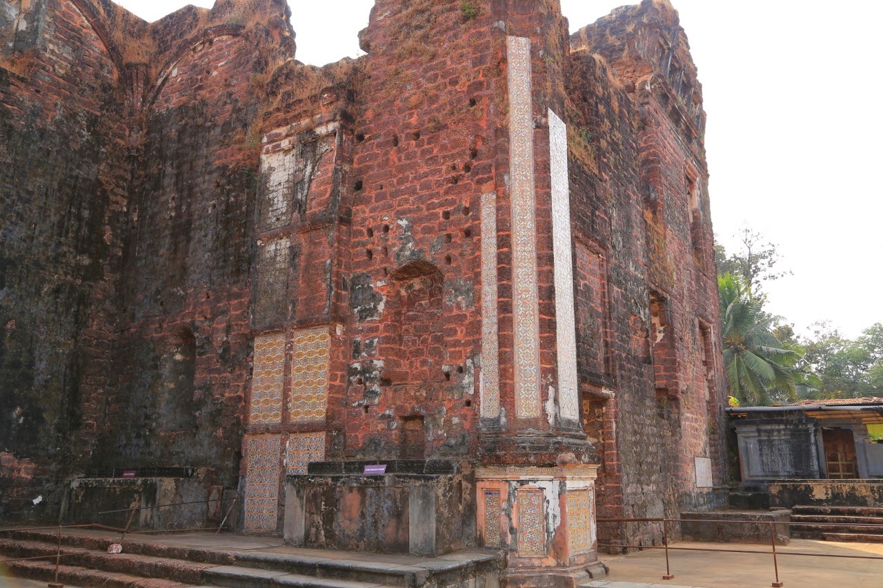 Mur de brique en ruine