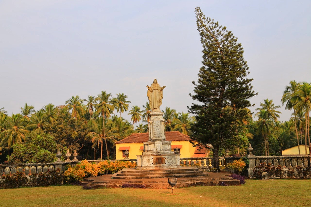 Statue et jardin près de la cathédrale