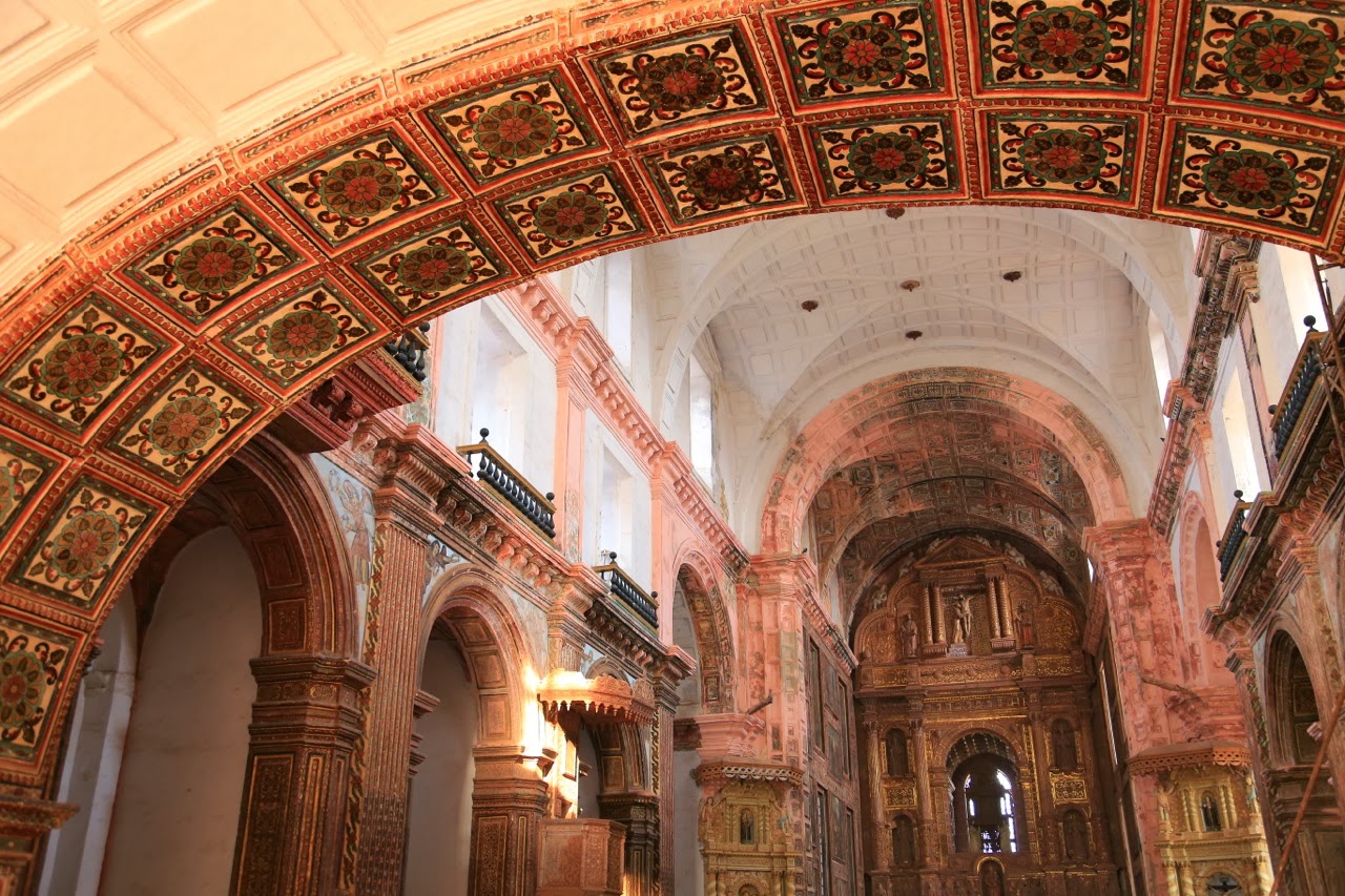 Boiseries et arches de l’église Saint-François d’Assise