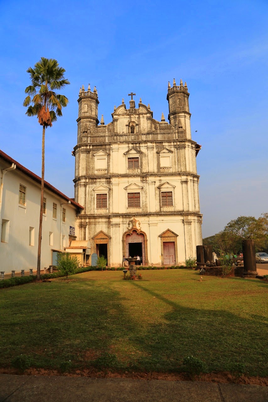 Façade blanche d’une église