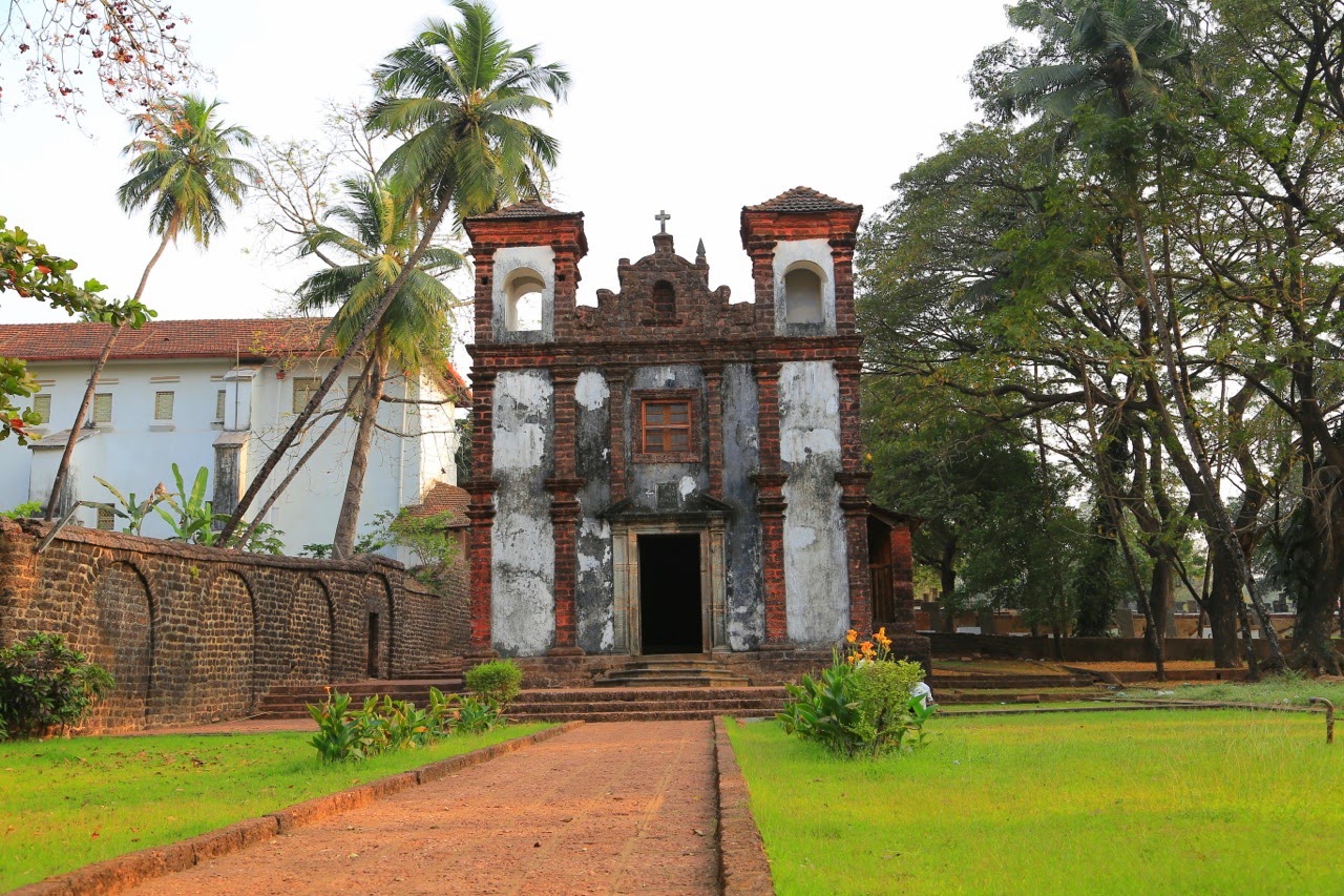 Chapelle au milieu des cocotiers