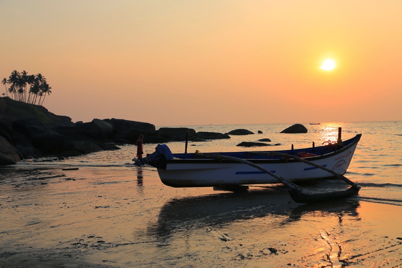 Barque de pêcheur au coucher du soleil