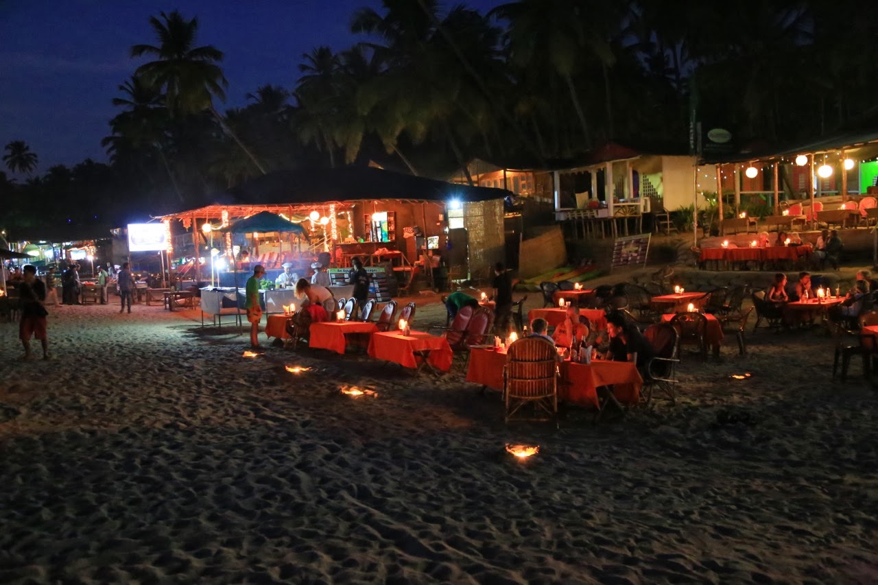 Tables aux chandelles sur le sable