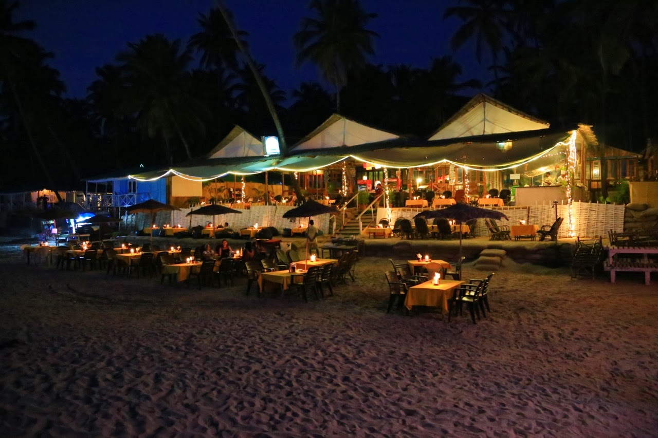 Restaurant de plage éclairé à la nuit tombée