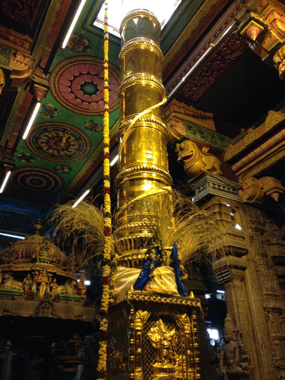 Mât doré dans le temple