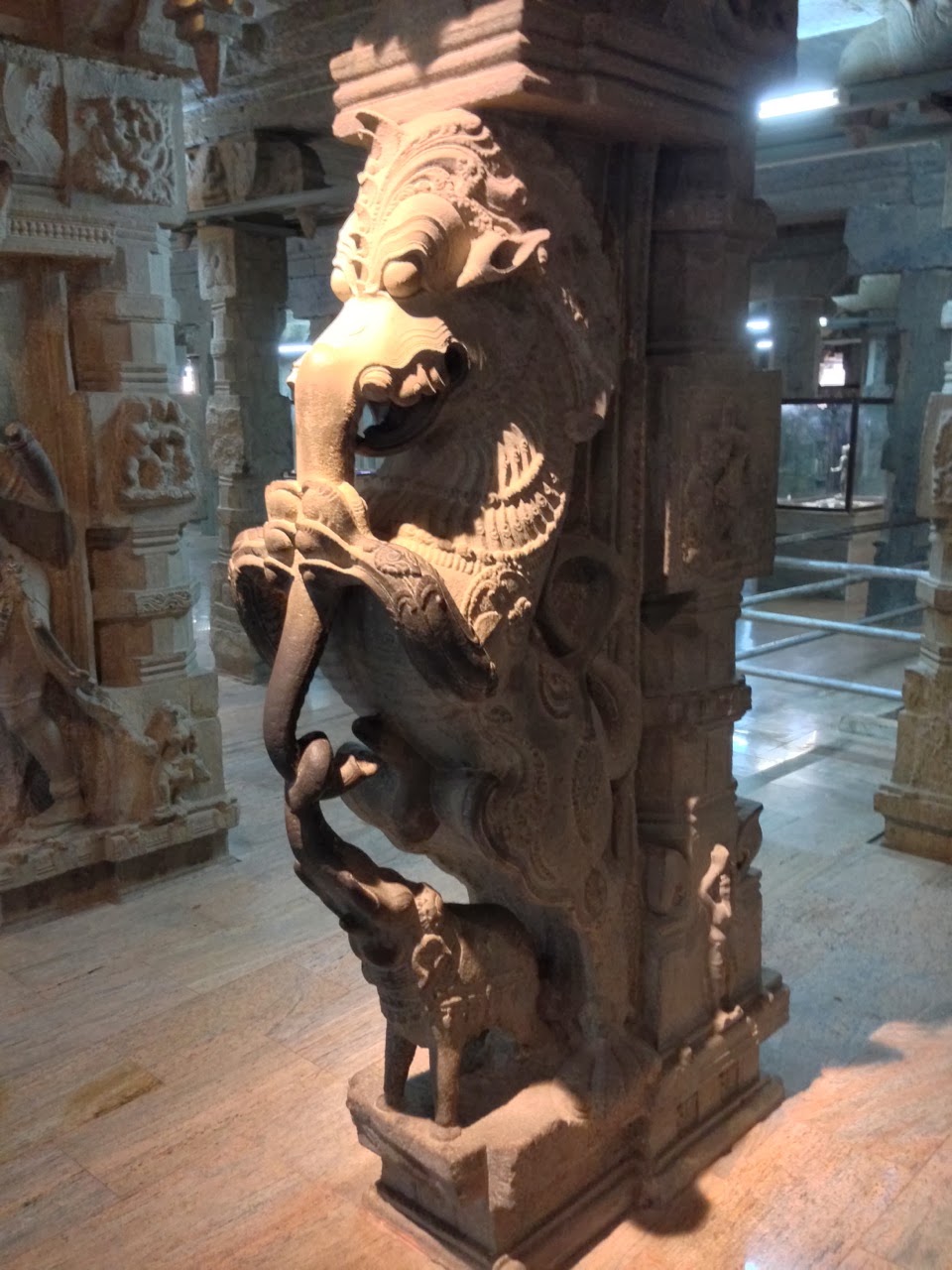 Pilier sculpté d’une divinité