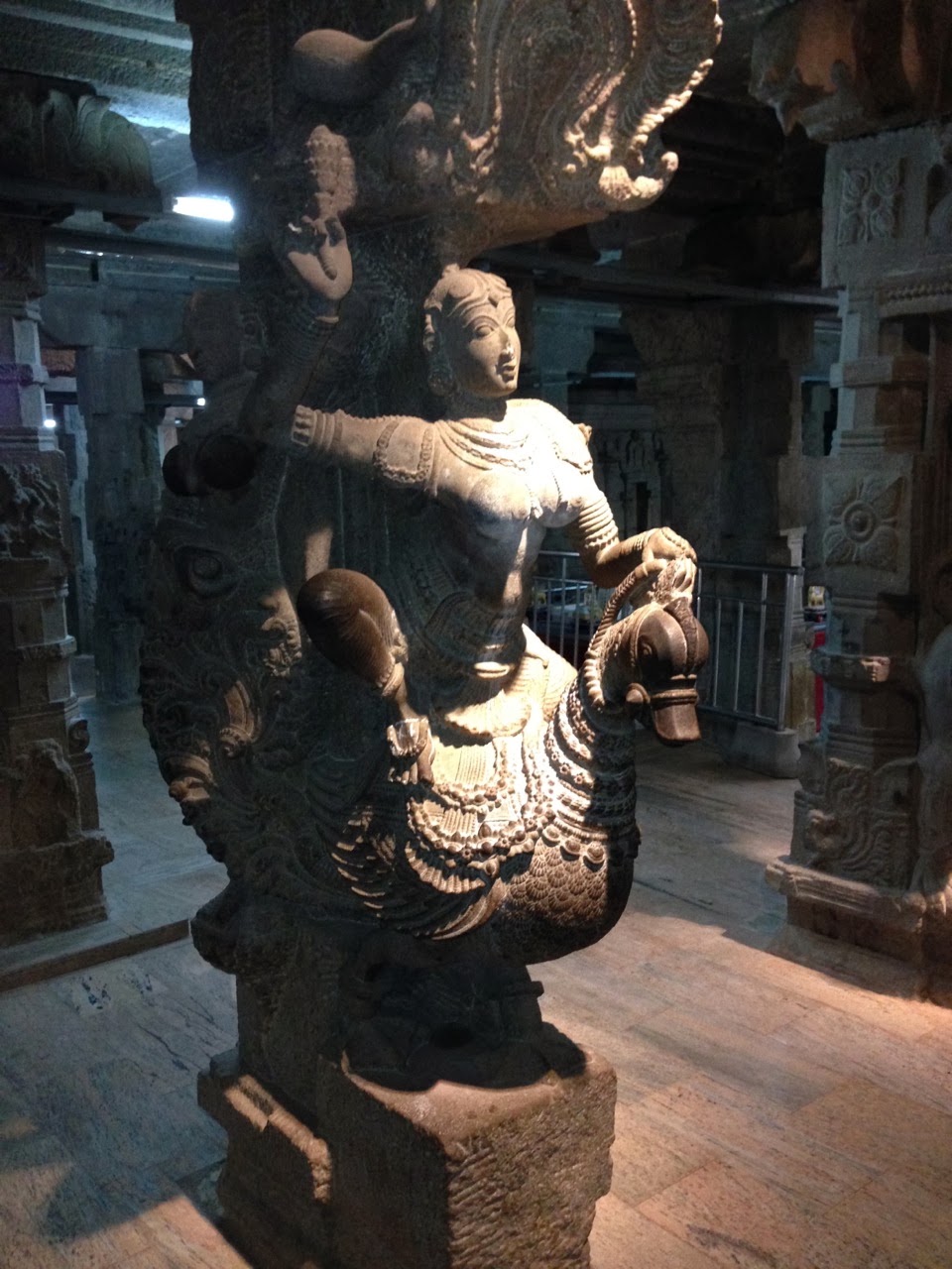 Divinité sculptée dans la pierre noire