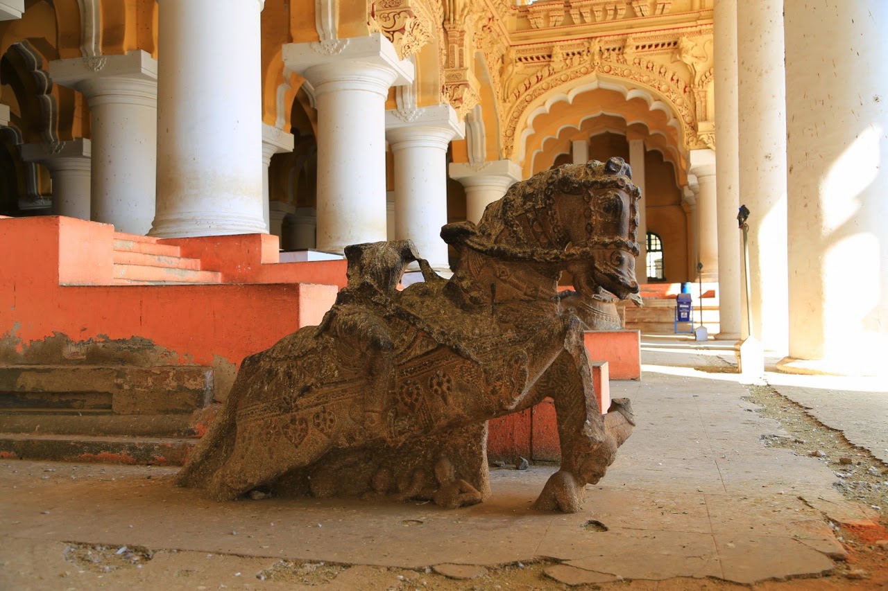 Sculpture abîmée dans la cour du palais